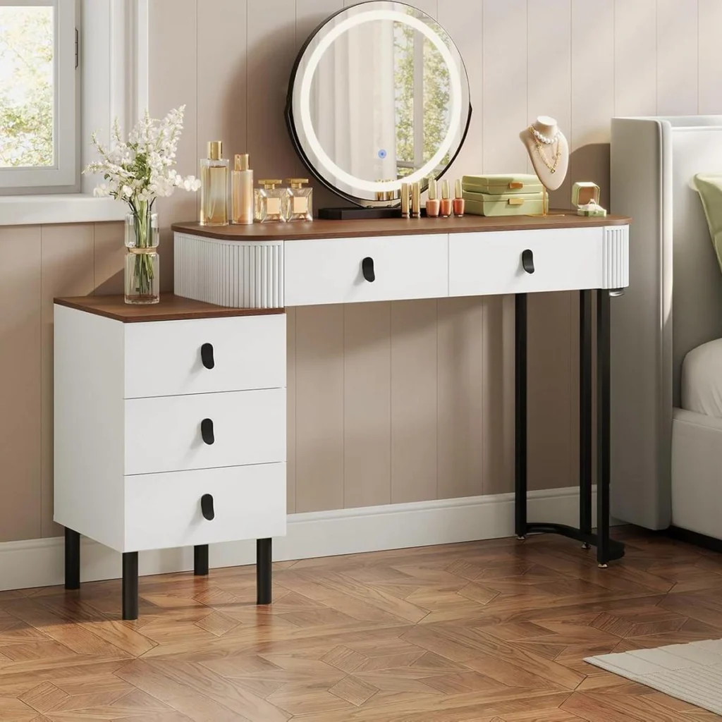 La coiffeuse près d’un lit, commode à gauche