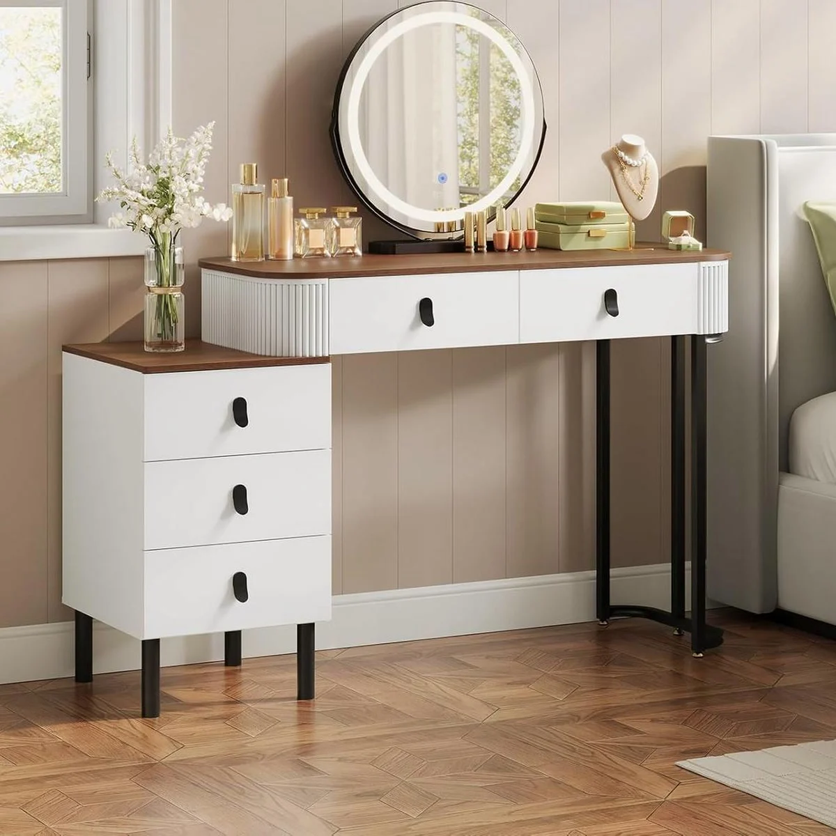 La coiffeuse près d’un lit, commode à gauche