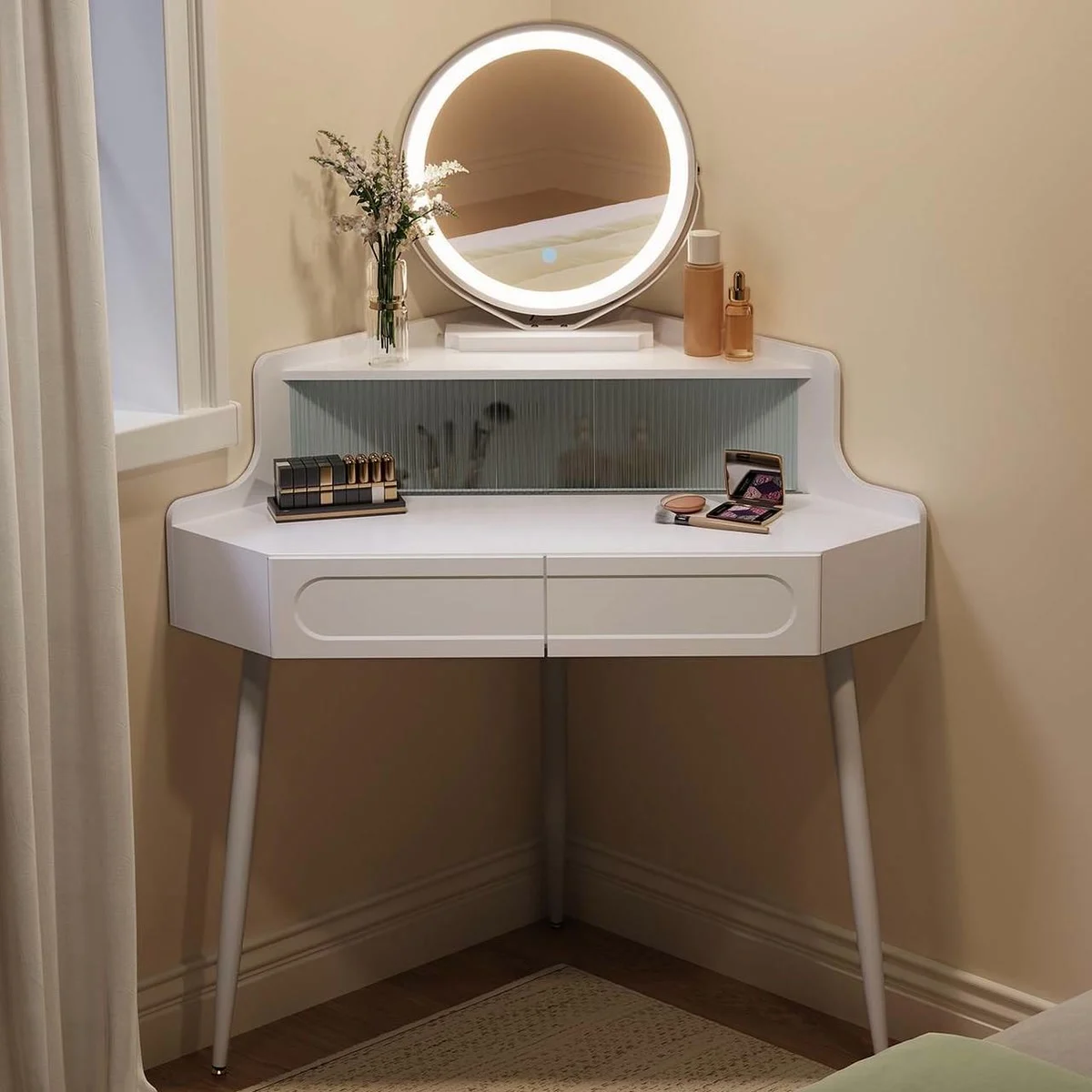Coiffeuse d’angle blanche dans le coin d’une chambre, miroir rond allumé