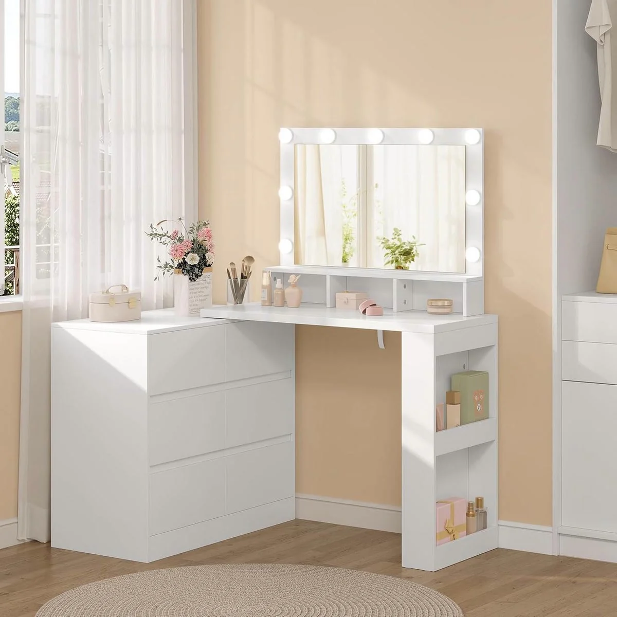 Coiffeuse d’angle blanche dans une chambre : commode de 6 tiroirs, miroir à ampoules, étagère de côté