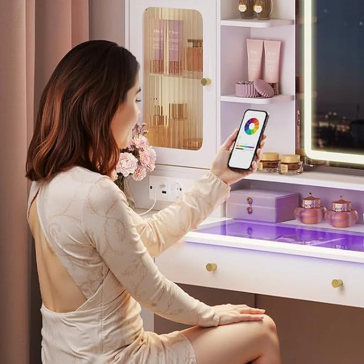 Une femme règle l’éclairage depuis son téléphone