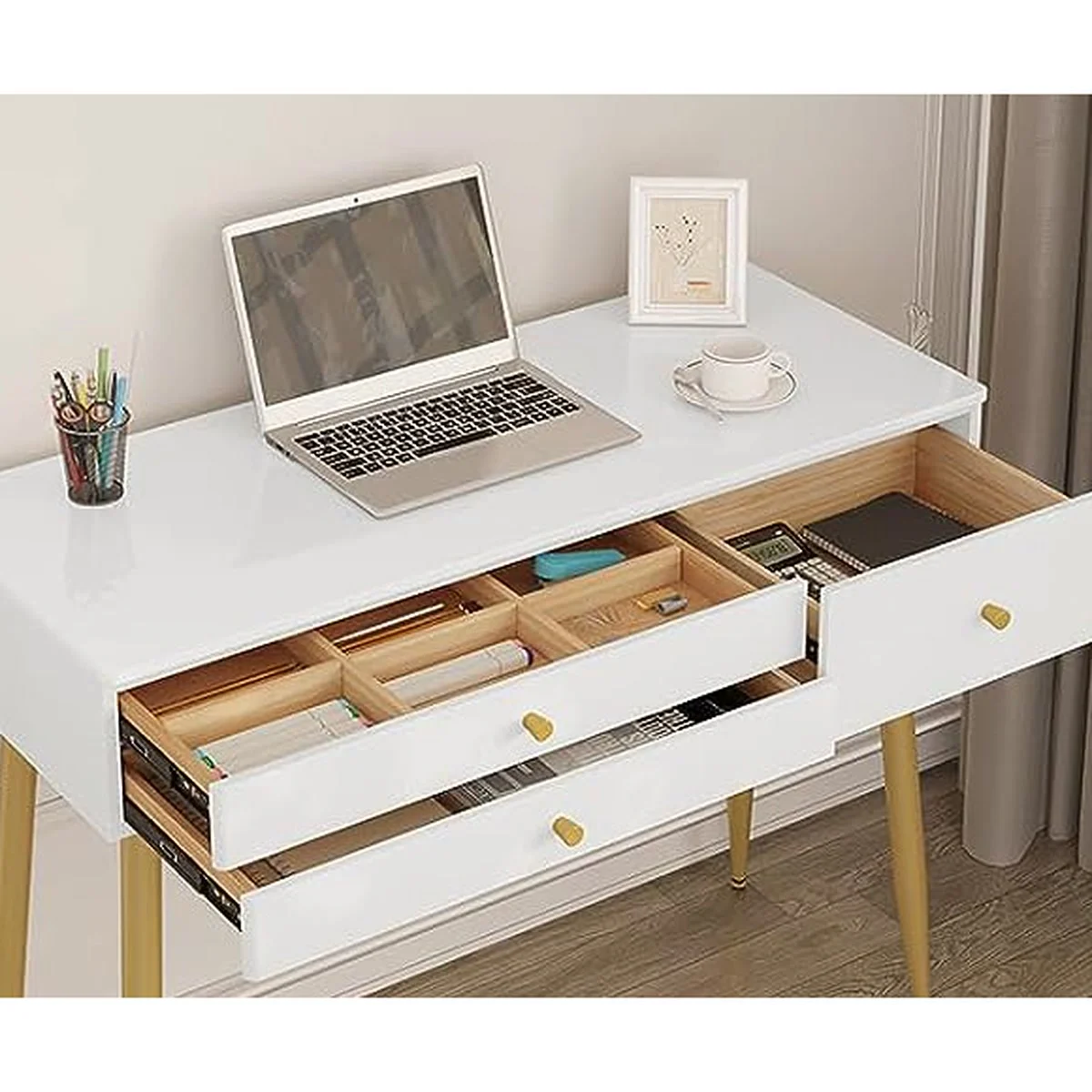 Sans le miroir, la coiffeuse devient un bureau