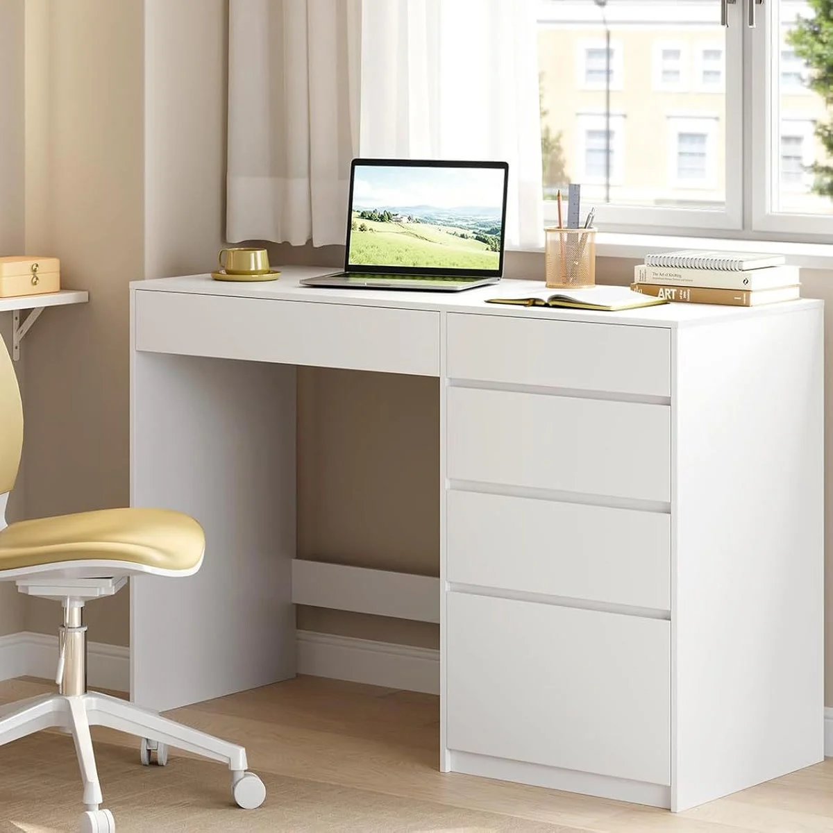 Sans le miroir, un bureau : ordinateur, livres et chaise