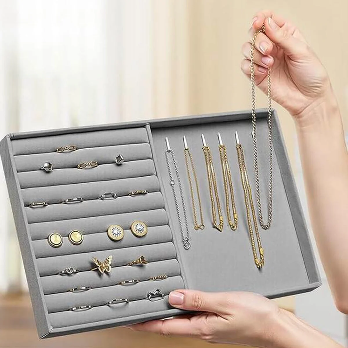 Le casier à bijoux en velours : bagues, boucles d’oreilles et colliers