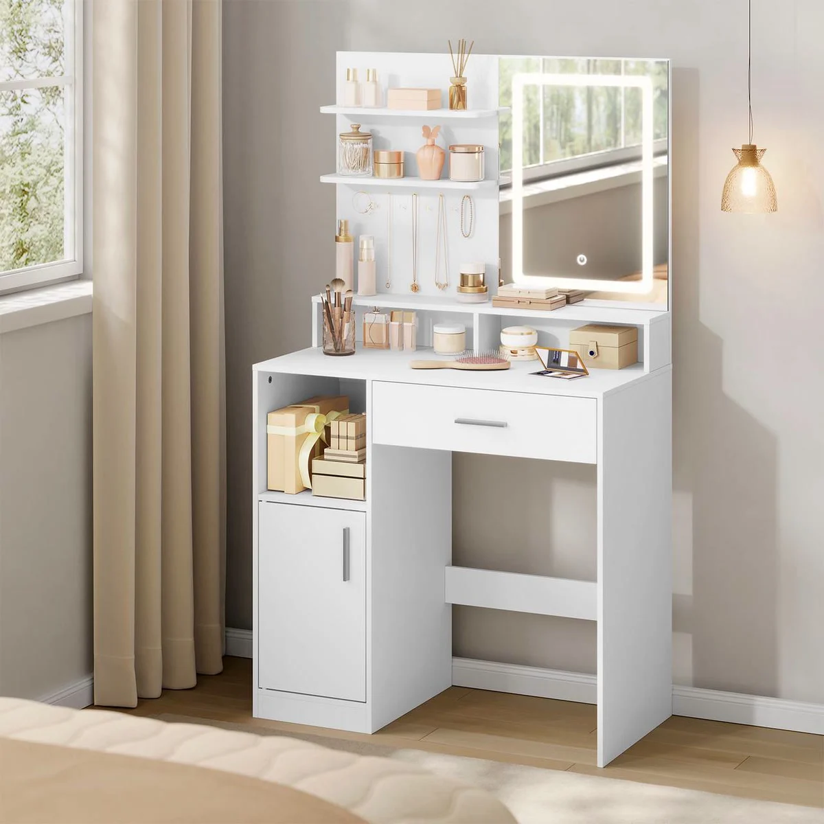 Coiffeuse blanche compacte de 80 cm dans une chambre, miroir LED allumé