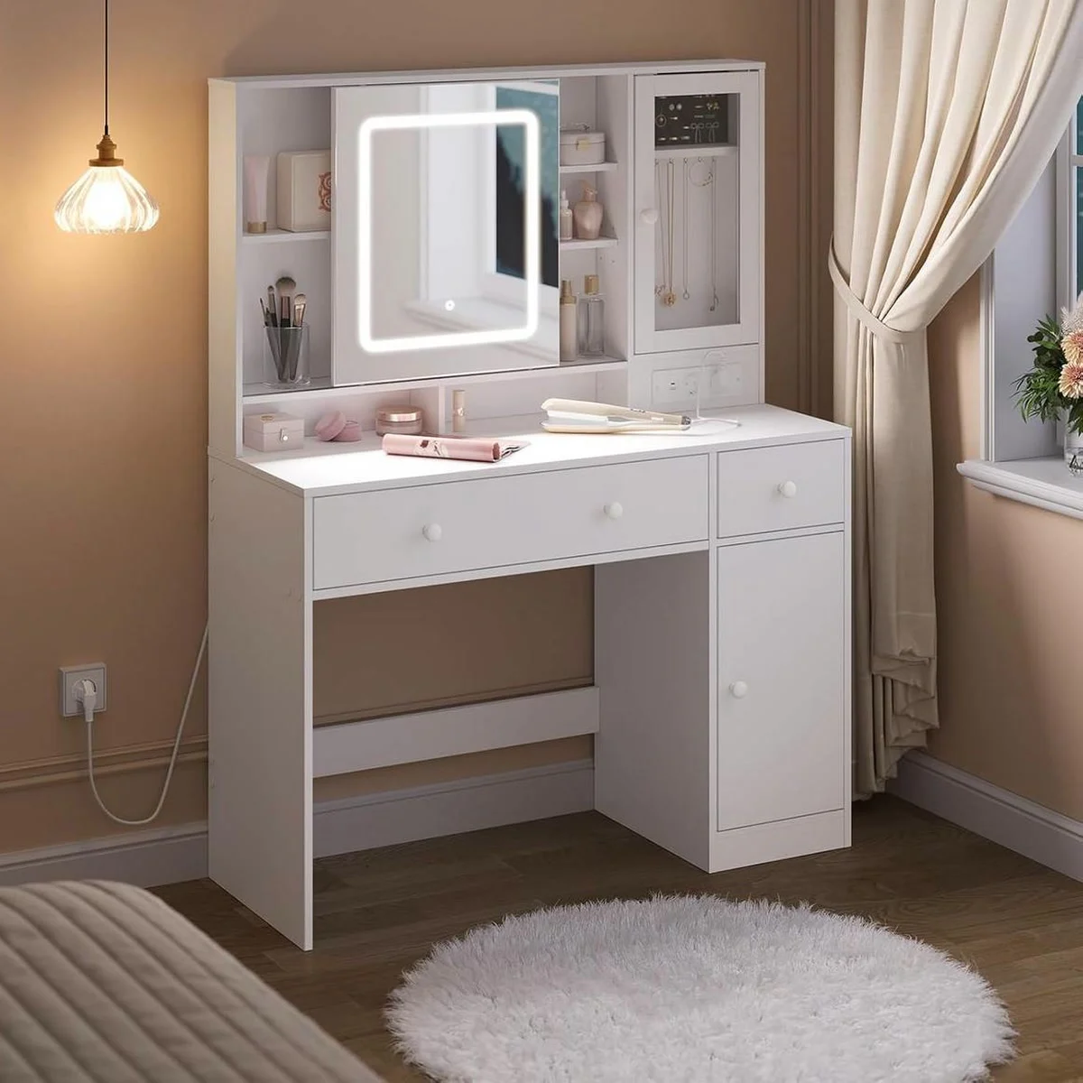 Coiffeuse blanche de 108 cm dans une chambre, miroir LED allumé, boîte à bijoux à droite