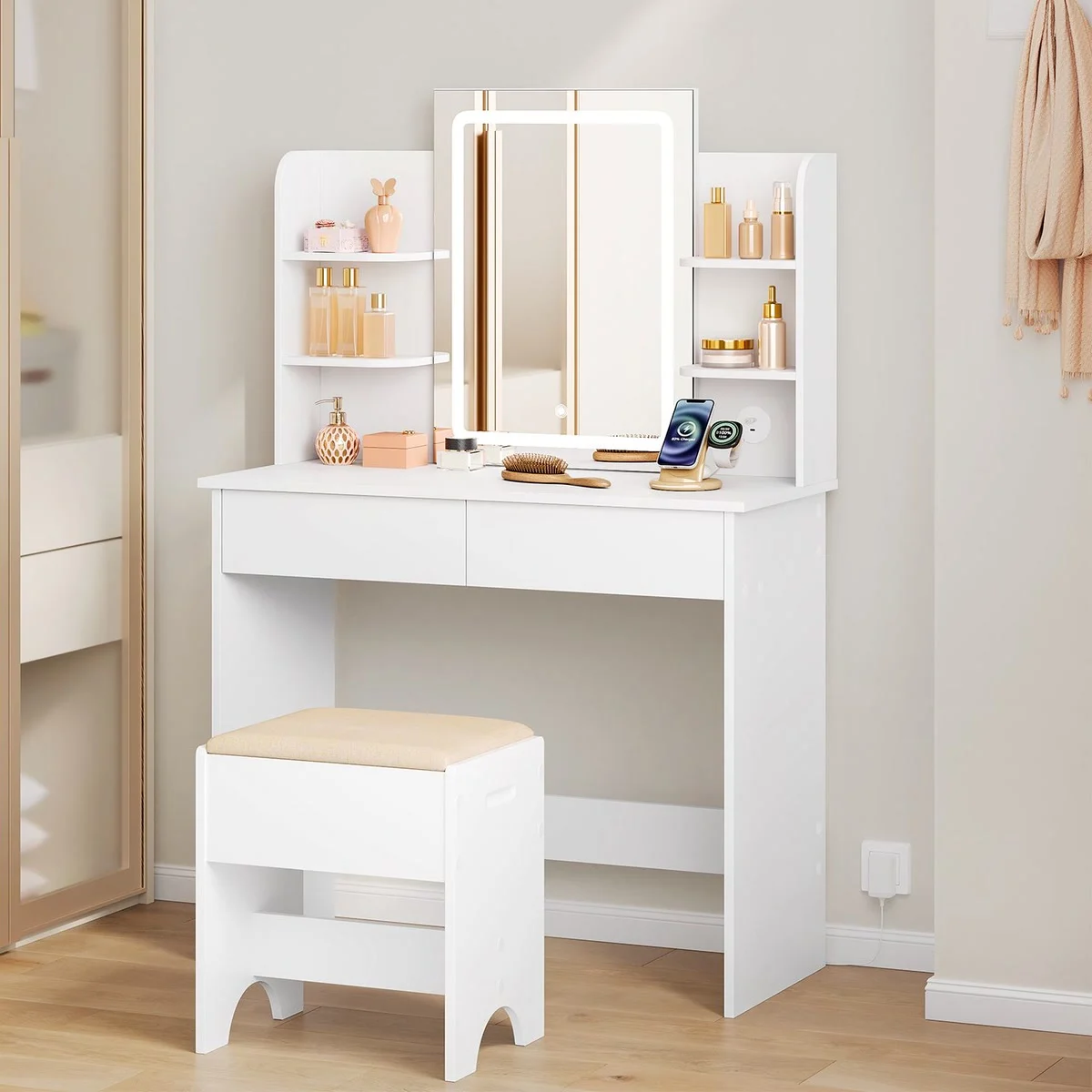 Coiffeuse blanche de 90 cm dans une chambre, miroir LED allumé