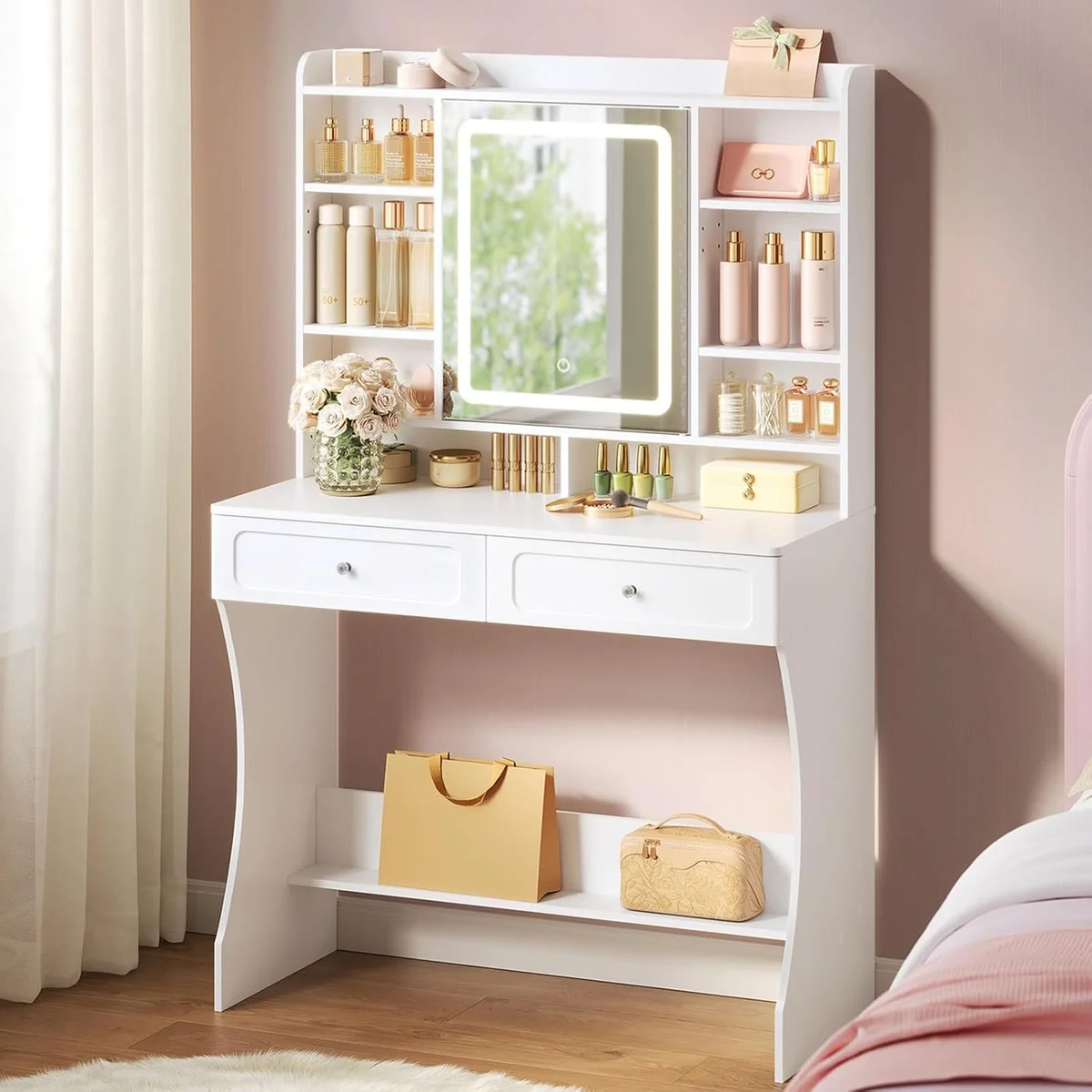 Coiffeuse blanche de 90 cm dans une chambre, miroir LED allumé entre les étagères