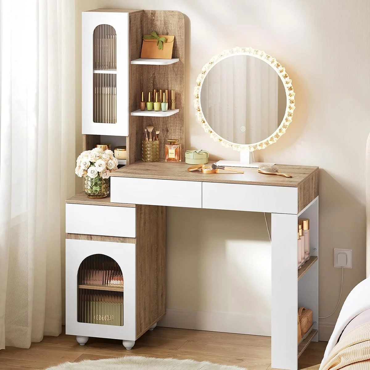 Coiffeuse chêne clair et blanc dans une chambre, miroir rond allumé