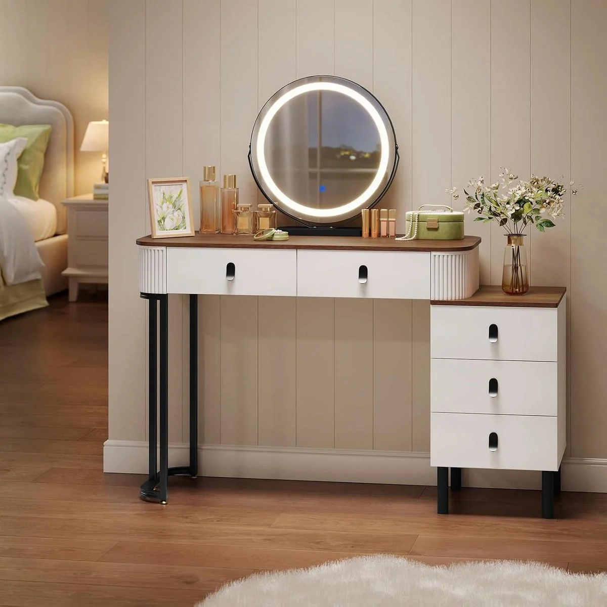 Coiffeuse bois et blanc de 100 cm dans une chambre, miroir rond allumé et commode à droite