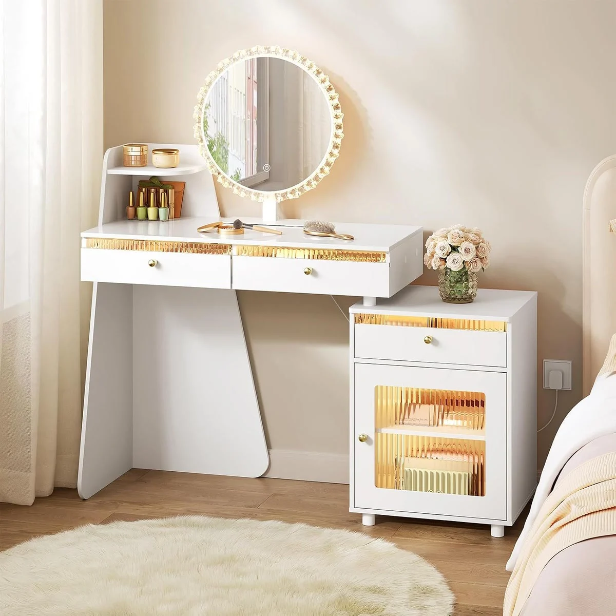 Coiffeuse blanche dans une chambre, miroir rond allumé et armoire éclairée