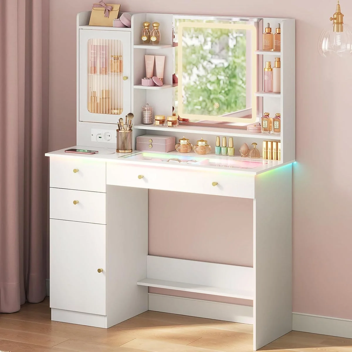 Coiffeuse blanche de 104 cm dans une chambre, miroir LED allumé, plateau en verre éclairé