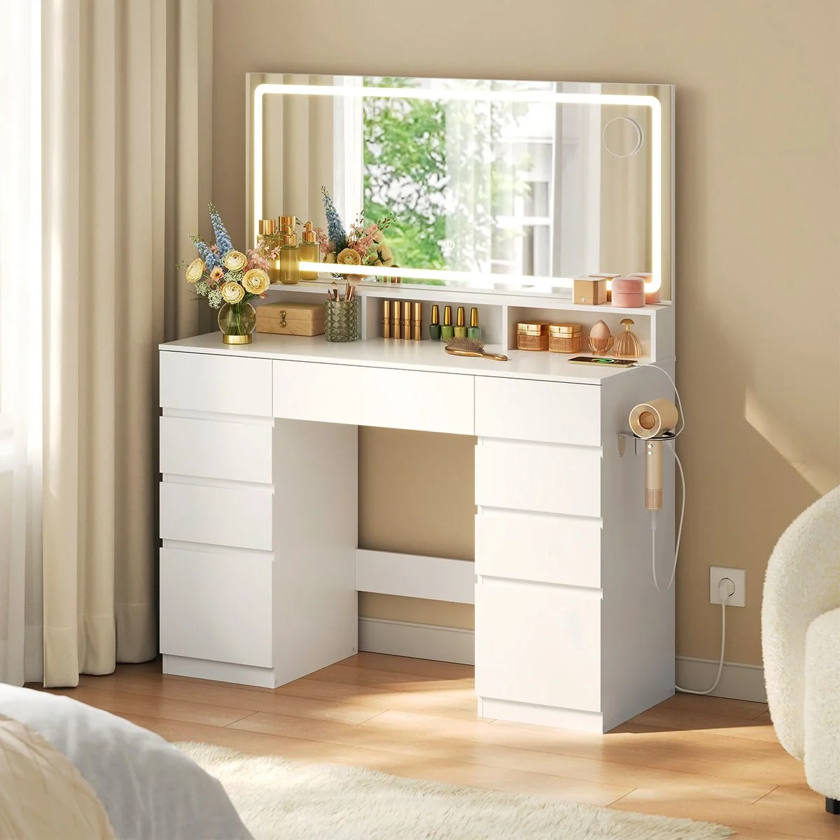 Coiffeuse blanche de 110 cm dans une chambre, grand miroir LED allumé