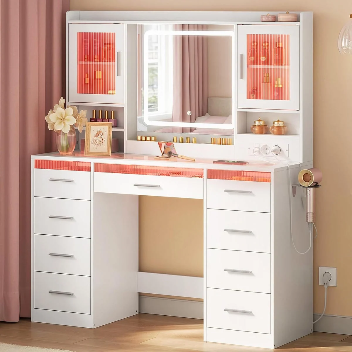 Coiffeuse blanche de 107 cm dans une chambre, miroir LED et placards éclairés