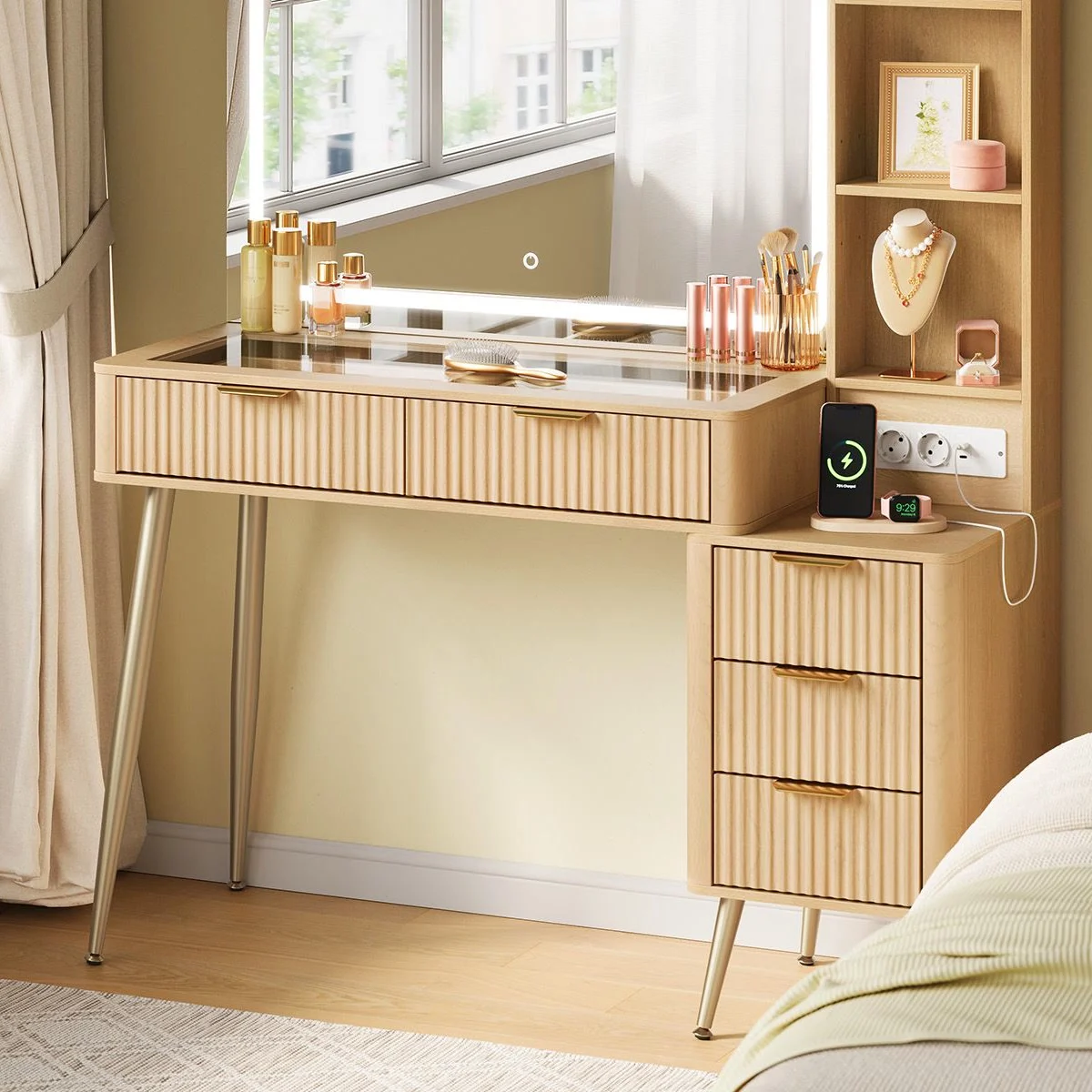 Coiffeuse aspect bois clair dans une chambre, plateau en verre, commode et miroir allumé