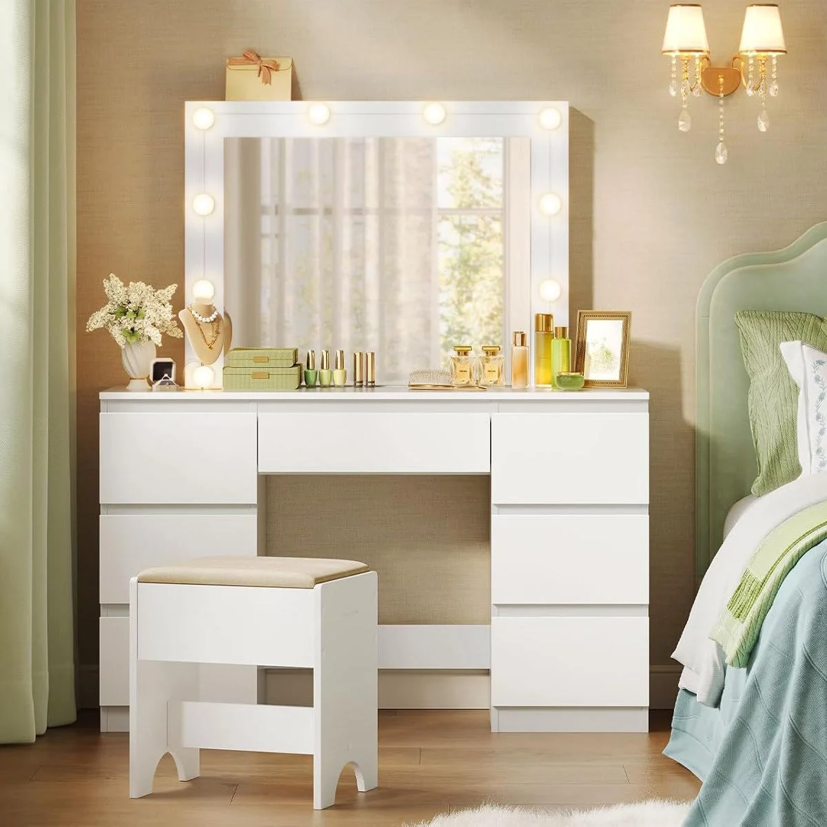 Coiffeuse Hollywood blanche de 107 cm dans une chambre, ampoules allumées