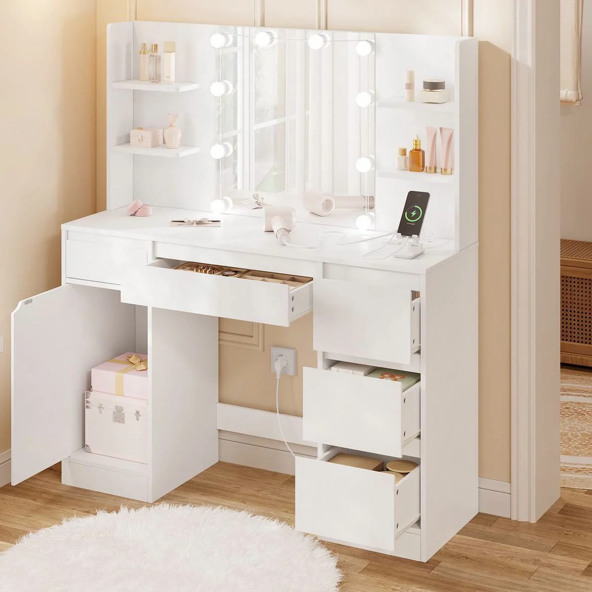 Coiffeuse Hollywood blanche de 110 cm dans une chambre, tiroirs et placard ouverts