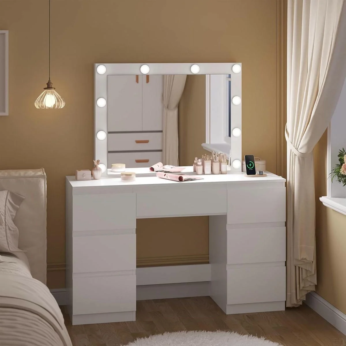 Coiffeuse Hollywood blanche de 110 cm dans une chambre, 10 ampoules autour du miroir et 7 tiroirs