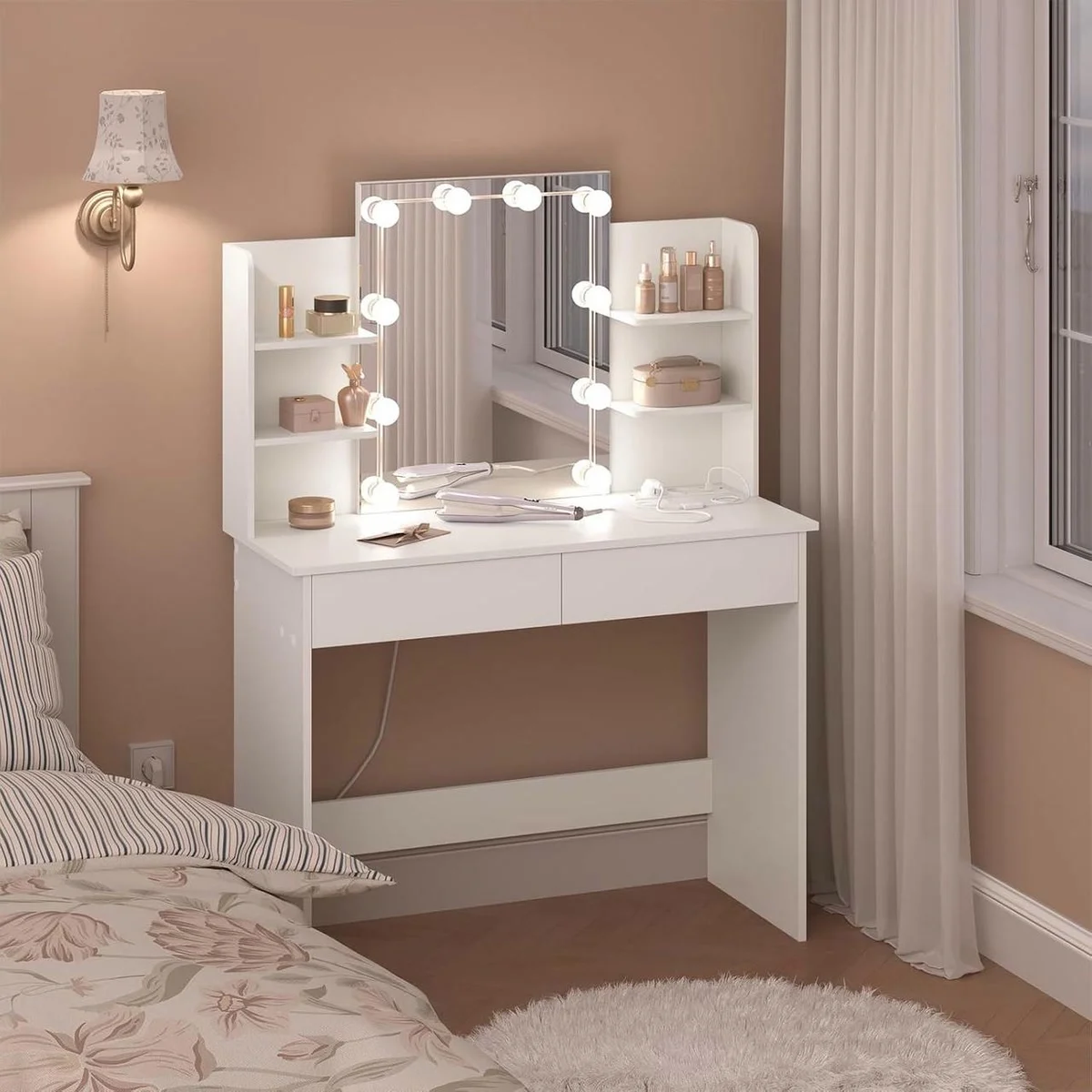 Coiffeuse Hollywood blanche de 90 cm dans une chambre, 10 ampoules allumées autour du miroir