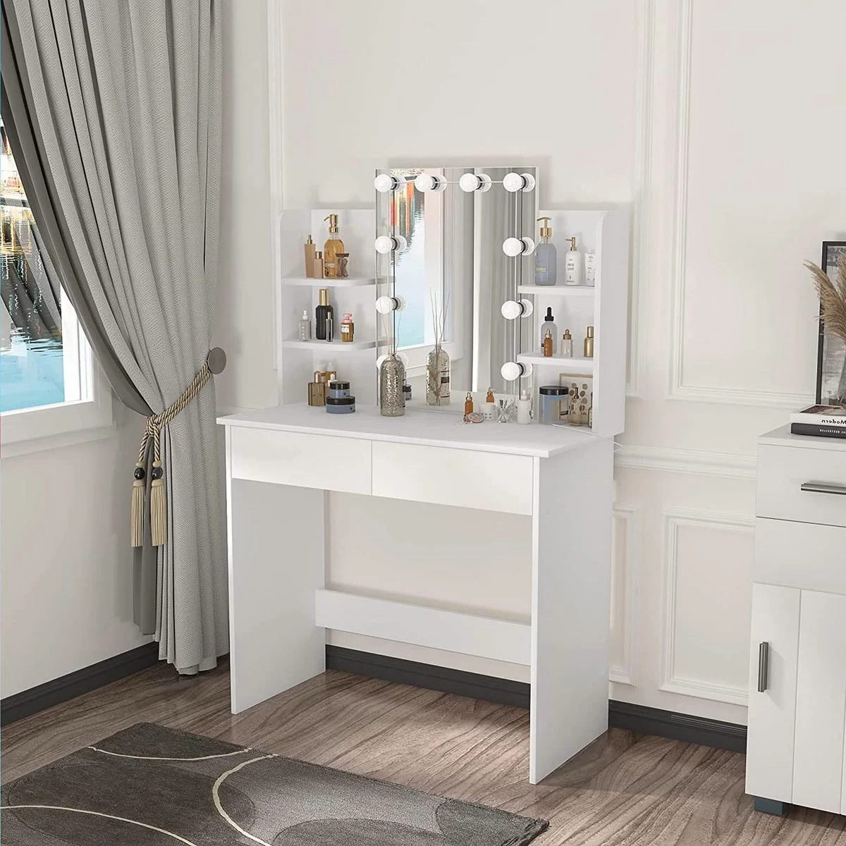 Coiffeuse Hollywood blanche de 90 cm dans une chambre, 10 ampoules autour du miroir