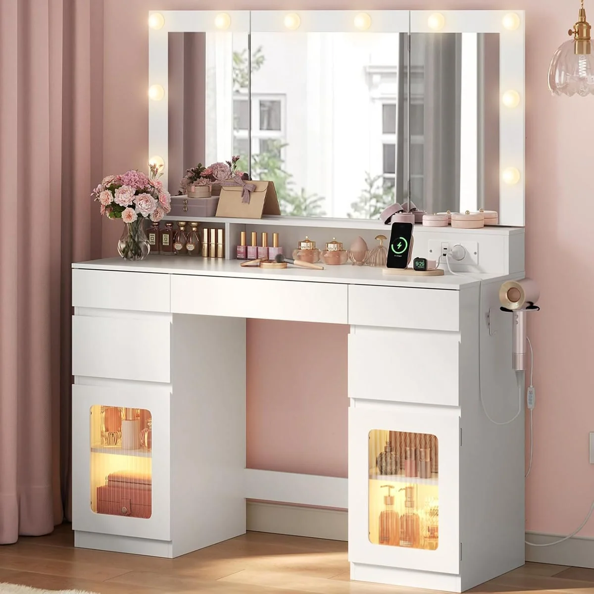 Coiffeuse blanche de 104 cm dans une chambre, 10 LED allumées autour du miroir 3 volets