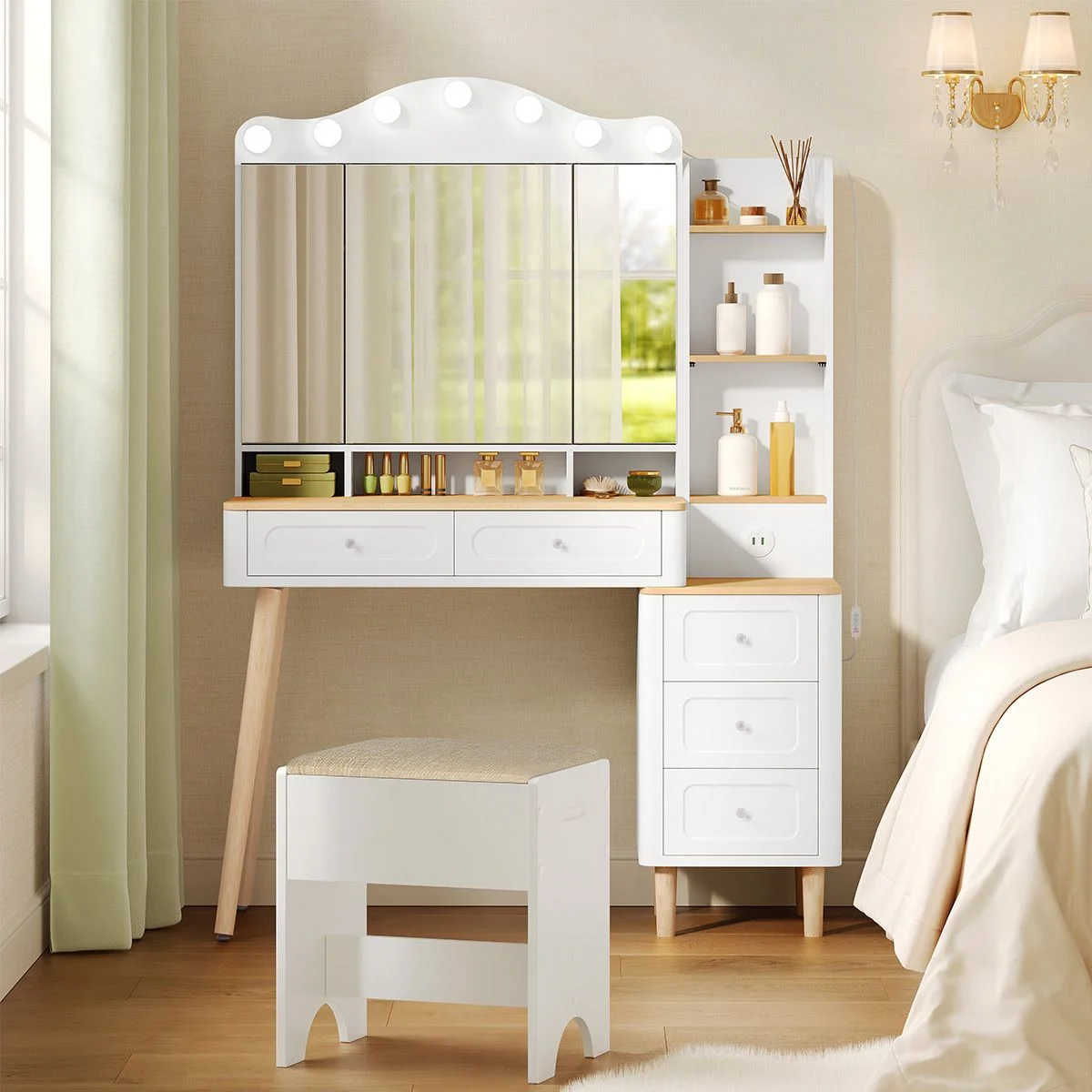 Coiffeuse blanc et bois de 107 cm dans une chambre, ampoules allumées au-dessus du miroir 3 volets