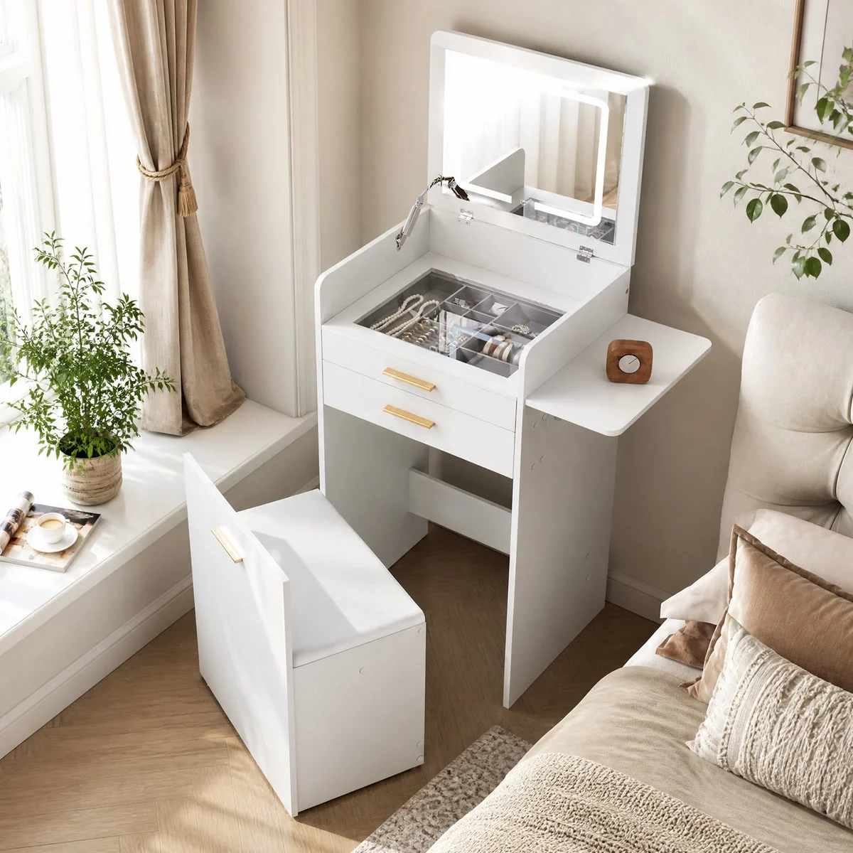 Coiffeuse compacte blanche de 50 cm dans une chambre, miroir LED relevé, tabouret rangé dessous