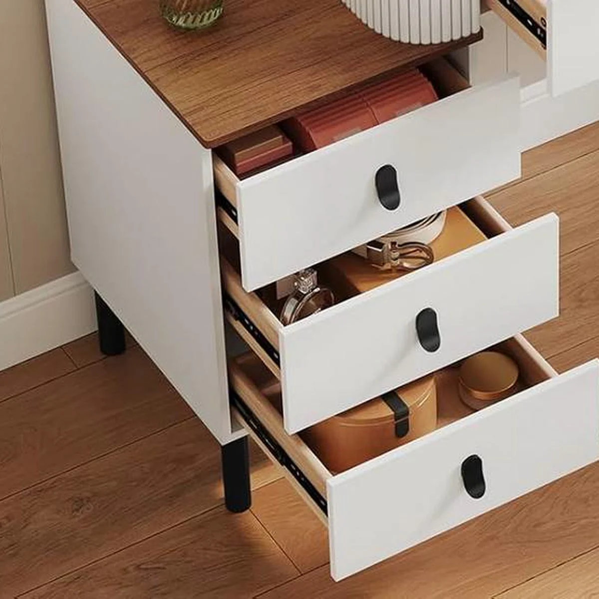 Les 3 tiroirs de la commode ouverts