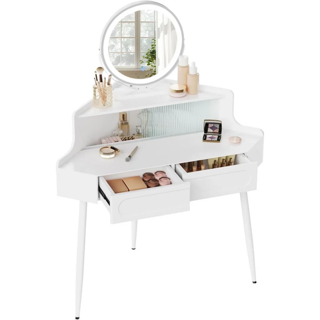 La coiffeuse d’angle, tiroirs ouverts, miroir rond et compartiment vitré