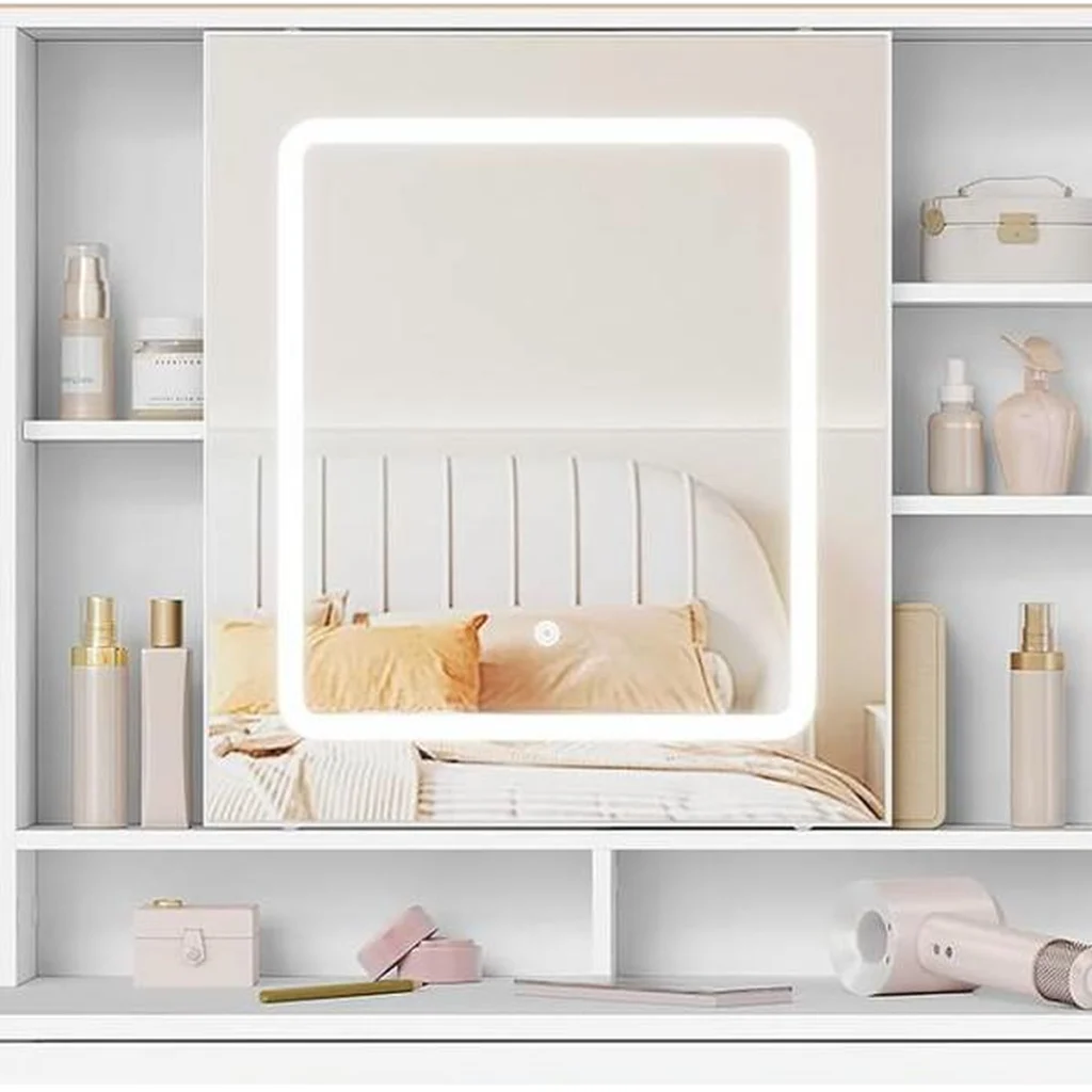 Le miroir LED de 45 × 52 cm allumé, entre les niches