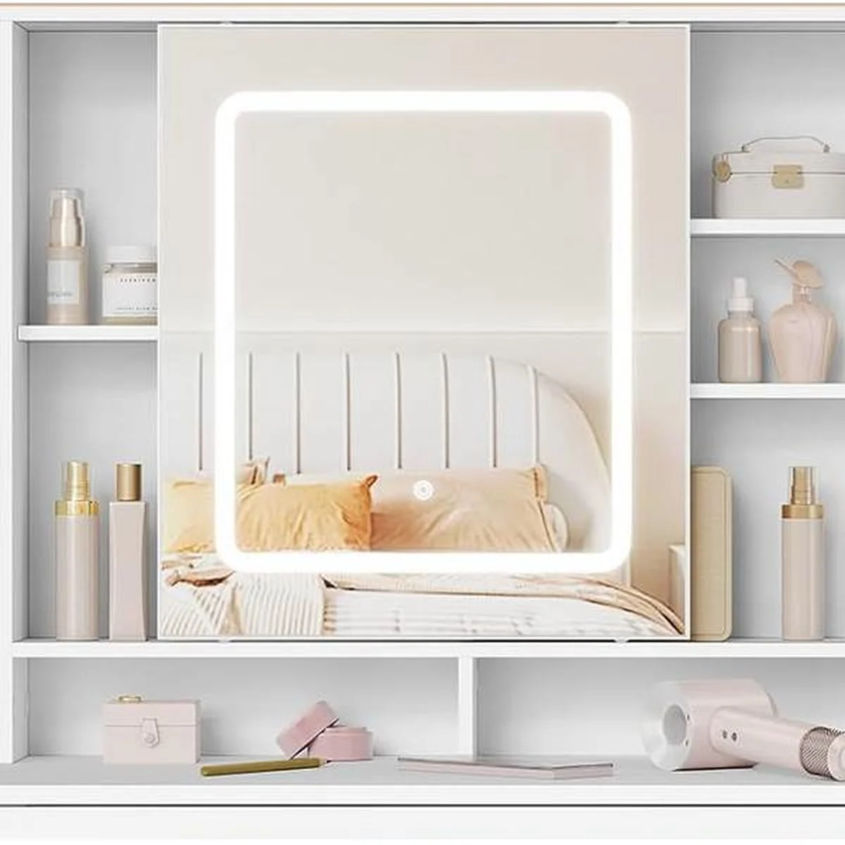 Le miroir LED de 45 × 52 cm allumé, entre les niches