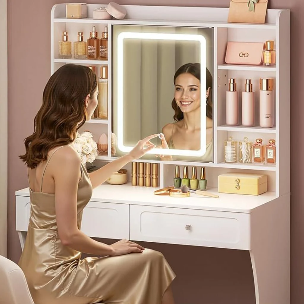 Une femme allume le miroir LED d’une pression