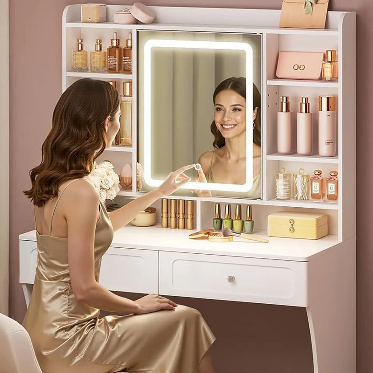 Une femme allume le miroir LED d’une pression