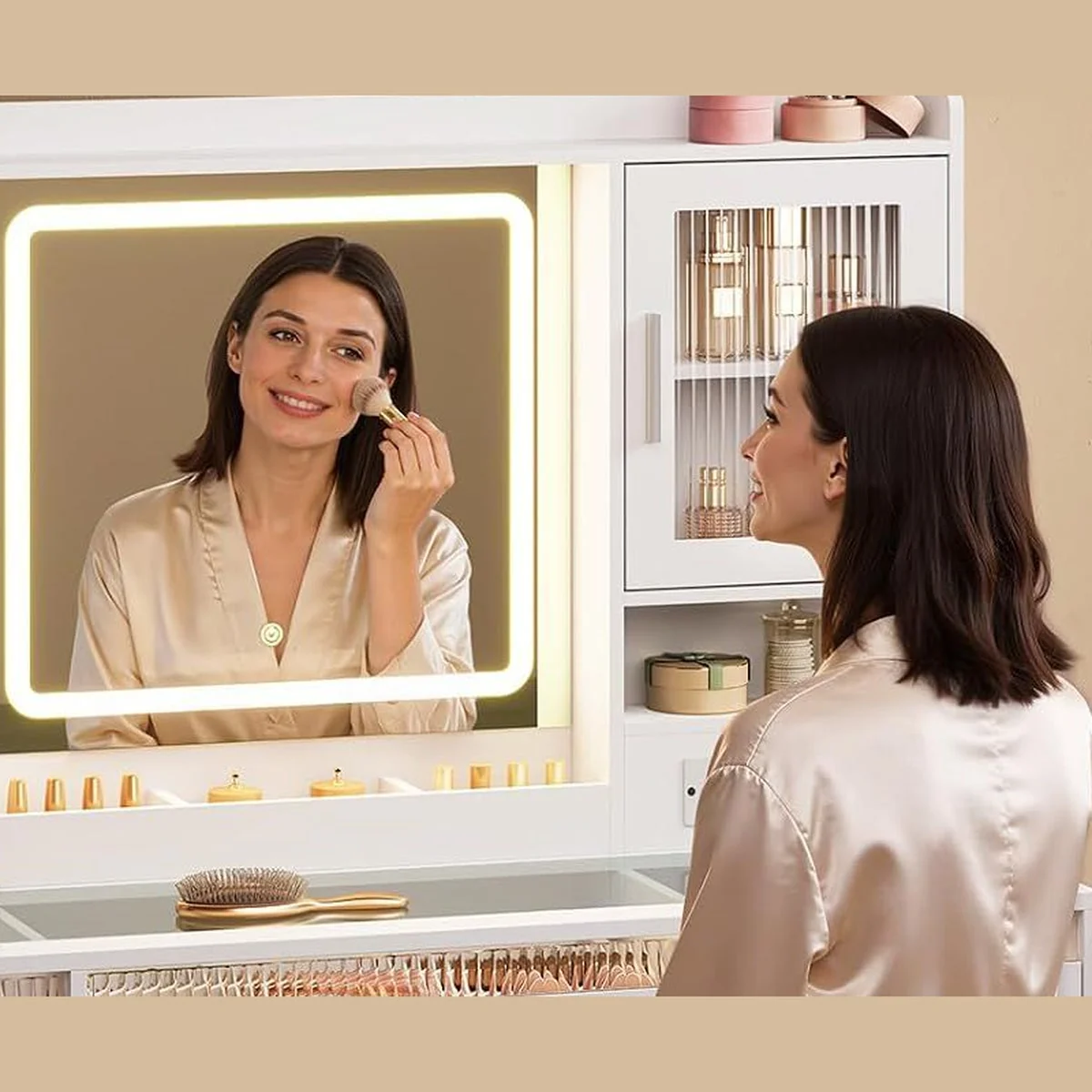 Une femme se maquille devant le miroir LED allumé