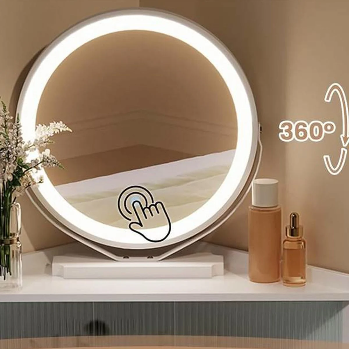 Le miroir rond allumé, réglé d’une touche, qui pivote à 360°