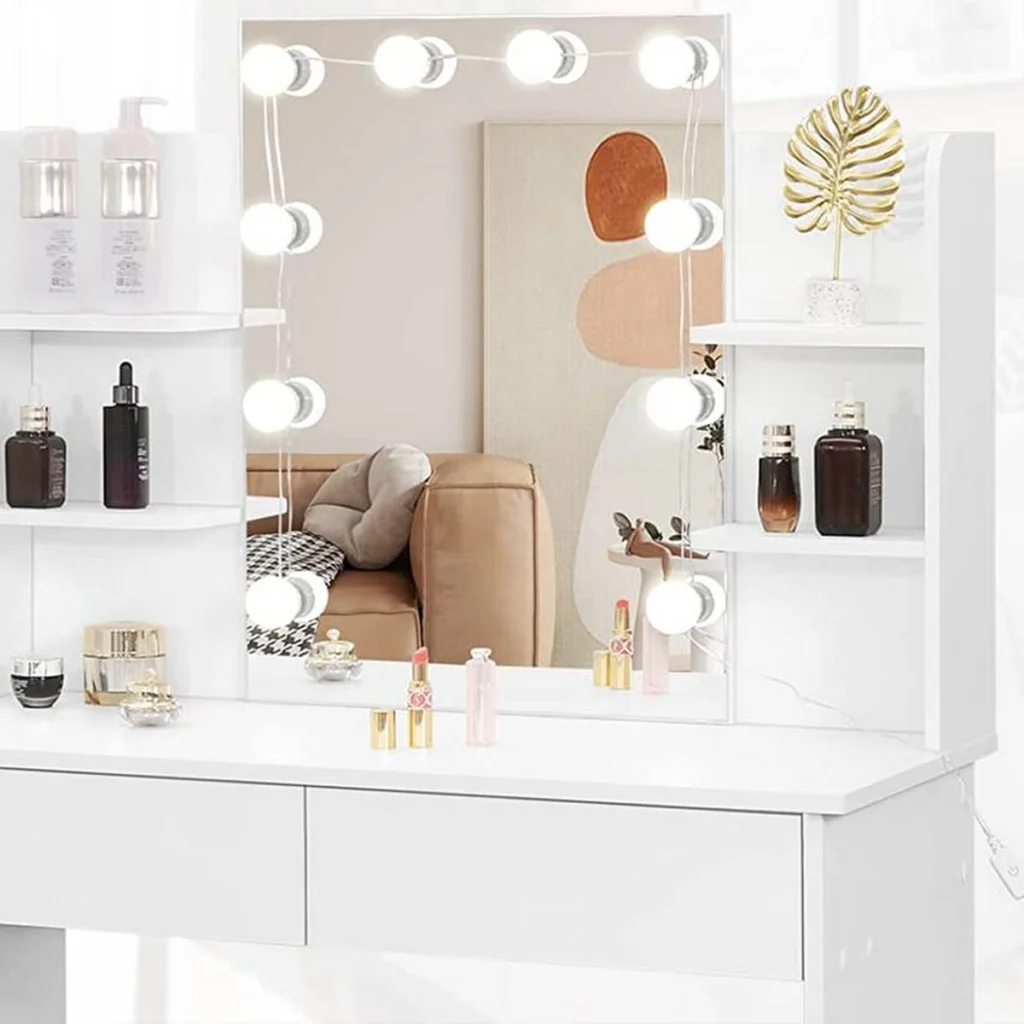 Le miroir de 45 × 60 cm entre les étagères