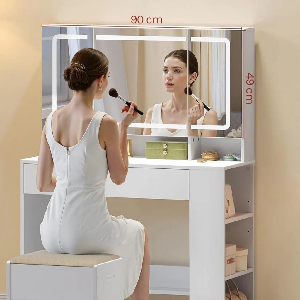 Une femme se maquille devant le miroir 3 volets de 90 cm