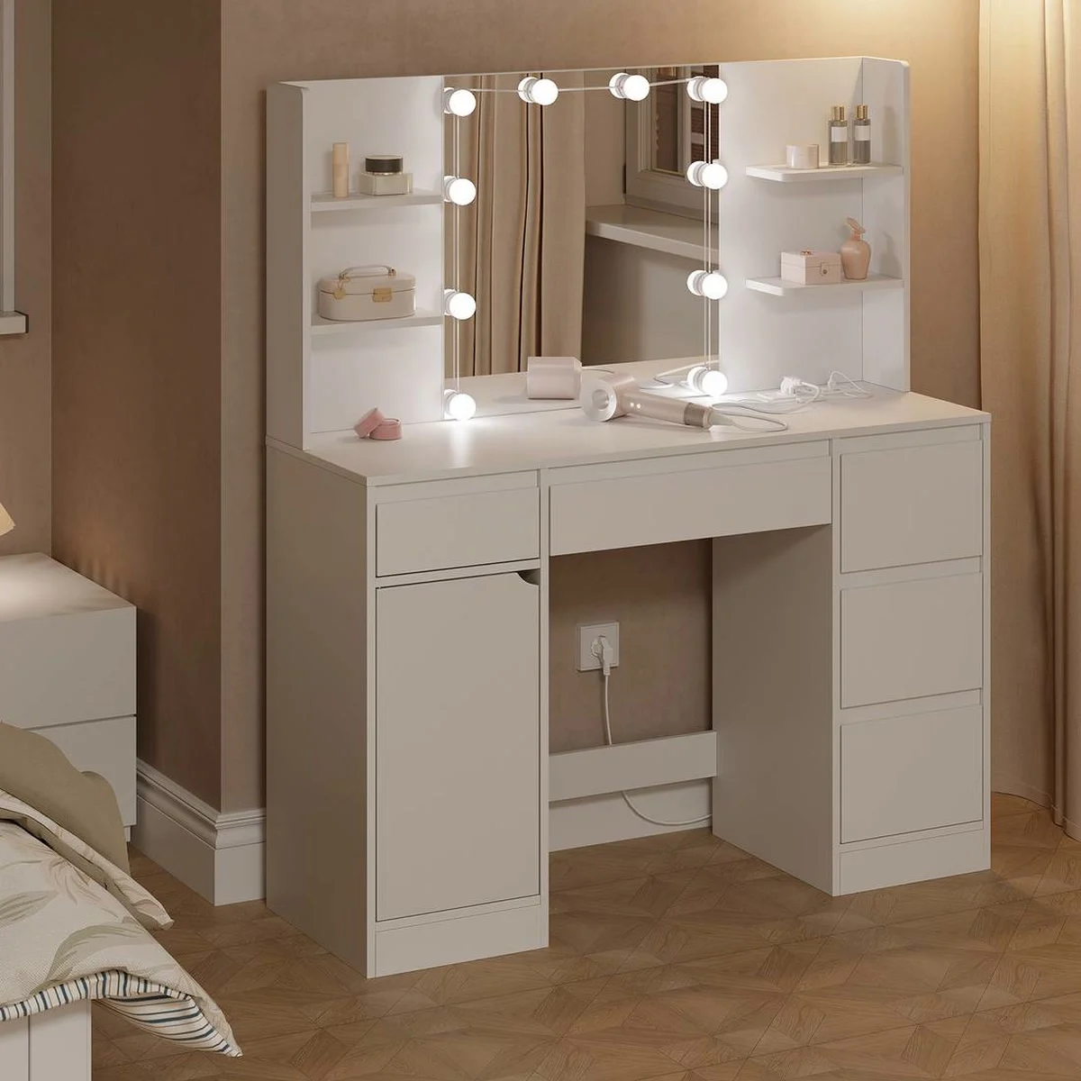 La coiffeuse le soir, 10 ampoules allumées autour du miroir