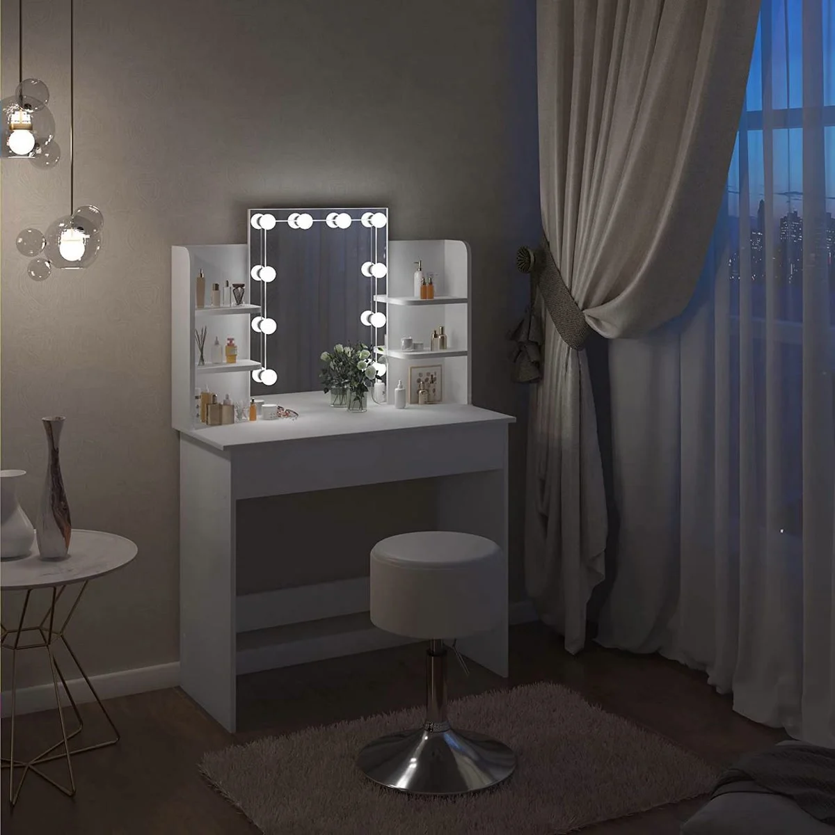 La coiffeuse le soir, ampoules allumées