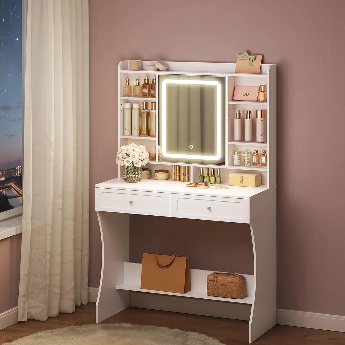 La coiffeuse le soir, miroir allumé