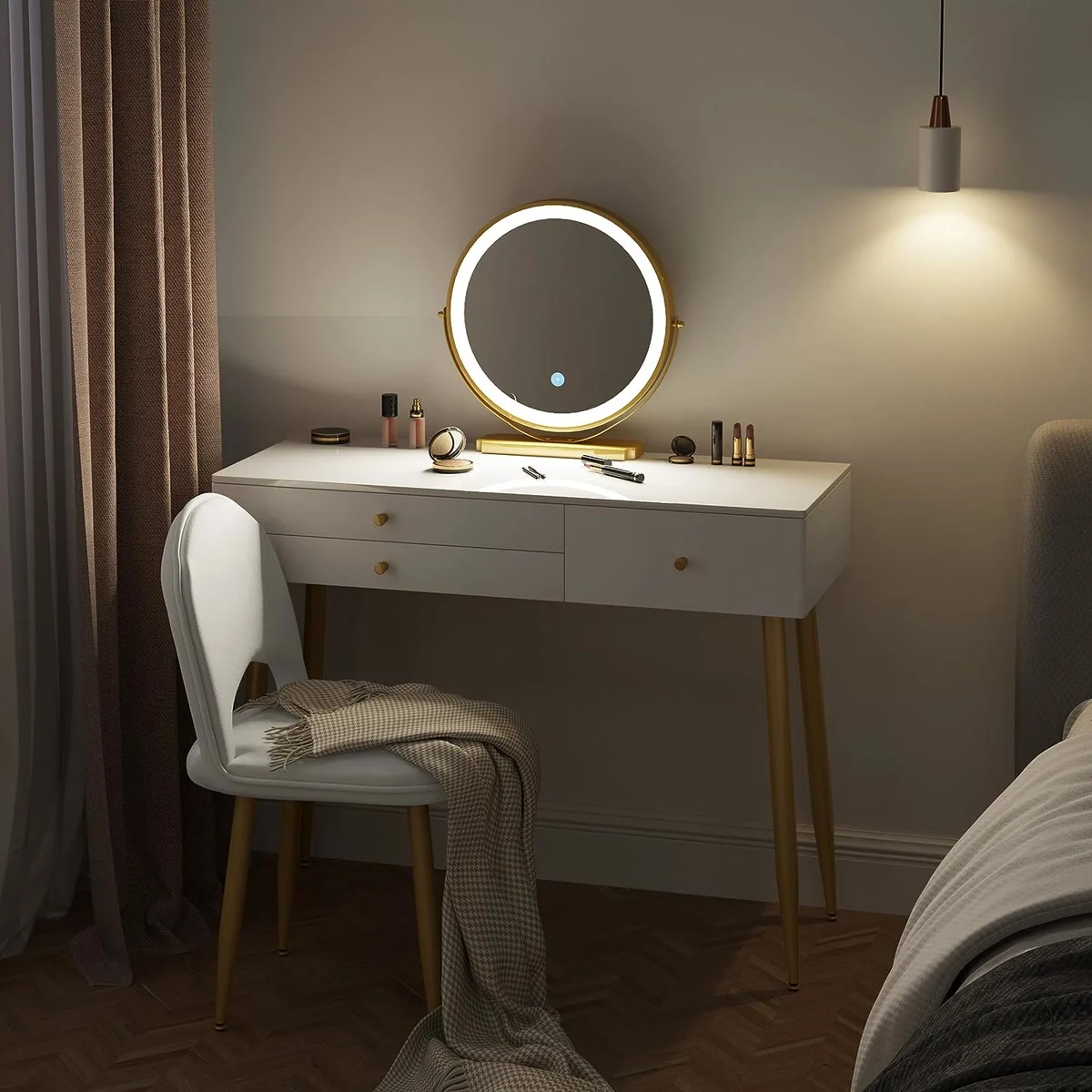 Coiffeuse blanche à pieds dorés le soir, miroir rond allumé et chaise en velours