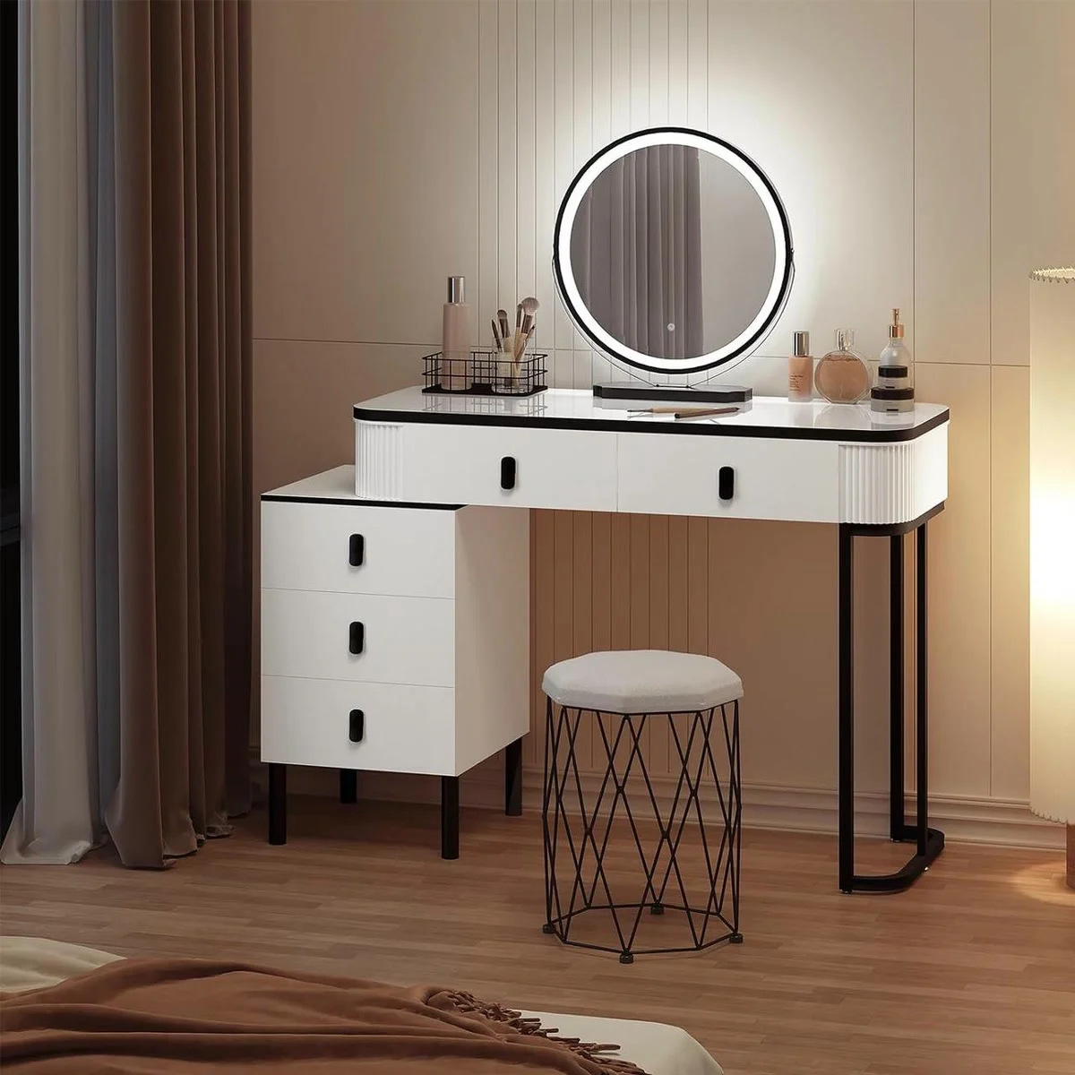 Coiffeuse blanc et noir, son miroir rond allumé, sa commode et son tabouret en velours