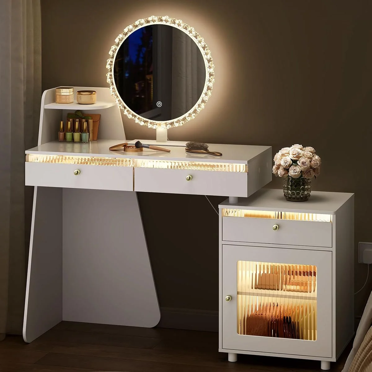 La coiffeuse le soir : miroir, tiroirs et armoire éclairés