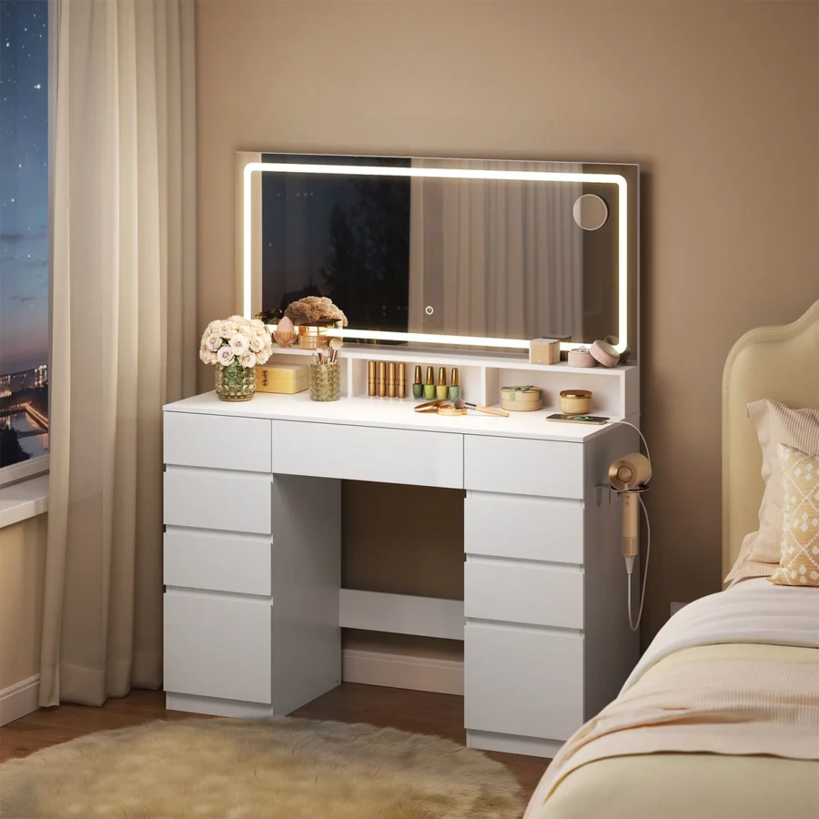 La coiffeuse le soir, miroir allumé