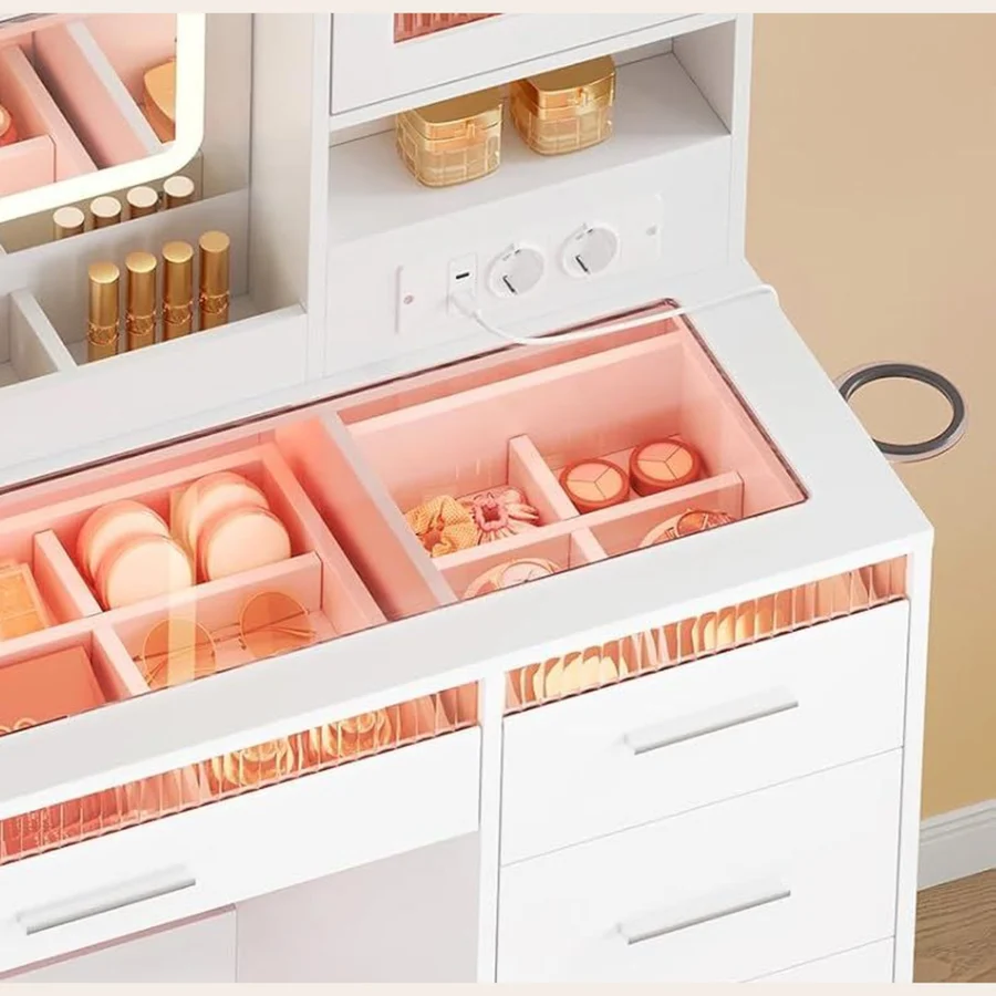 Bijoux et palettes rangés sous le plateau en verre