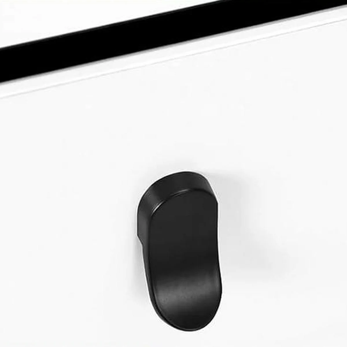 La poignée en métal noir d’un tiroir