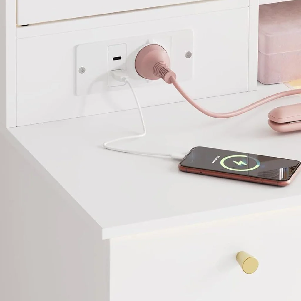 La prise intégrée : prise secteur, ports USB-A et USB-C