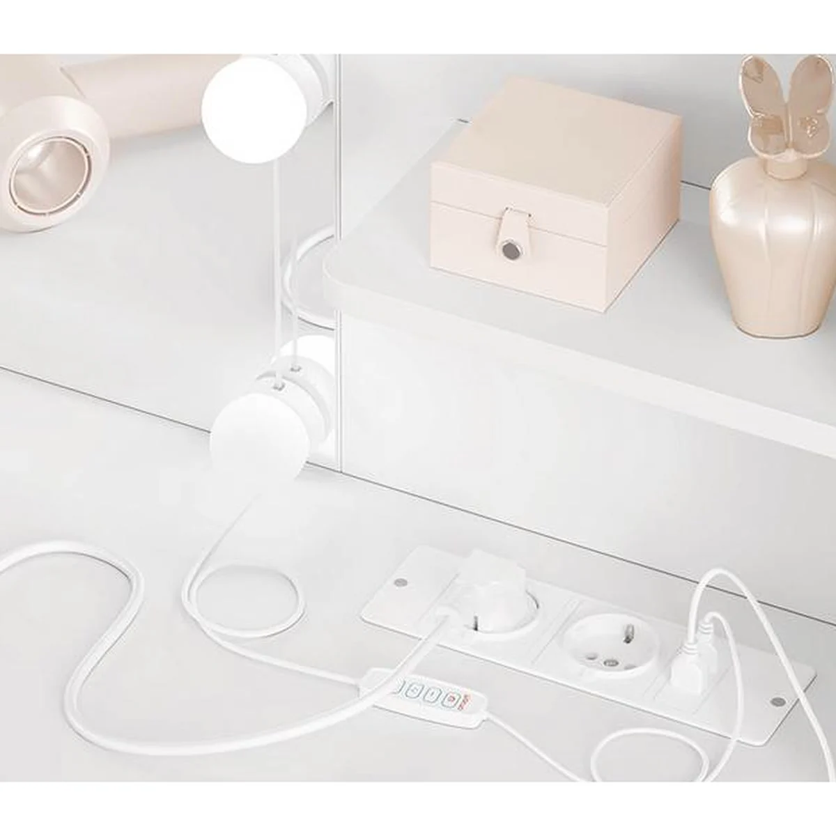 La multiprise du plateau : 2 prises et 2 ports USB