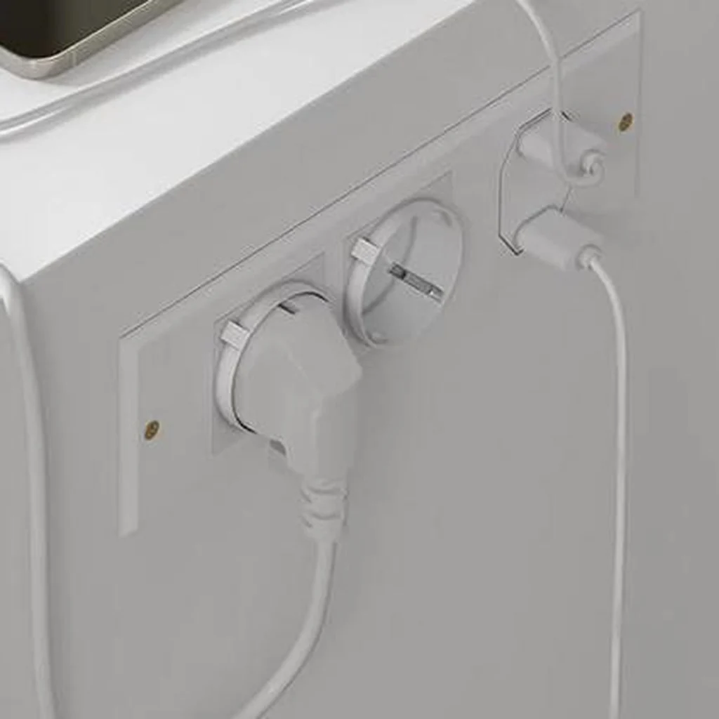 La multiprise sur le côté droit : 2 prises, un port USB-A et un port USB-C