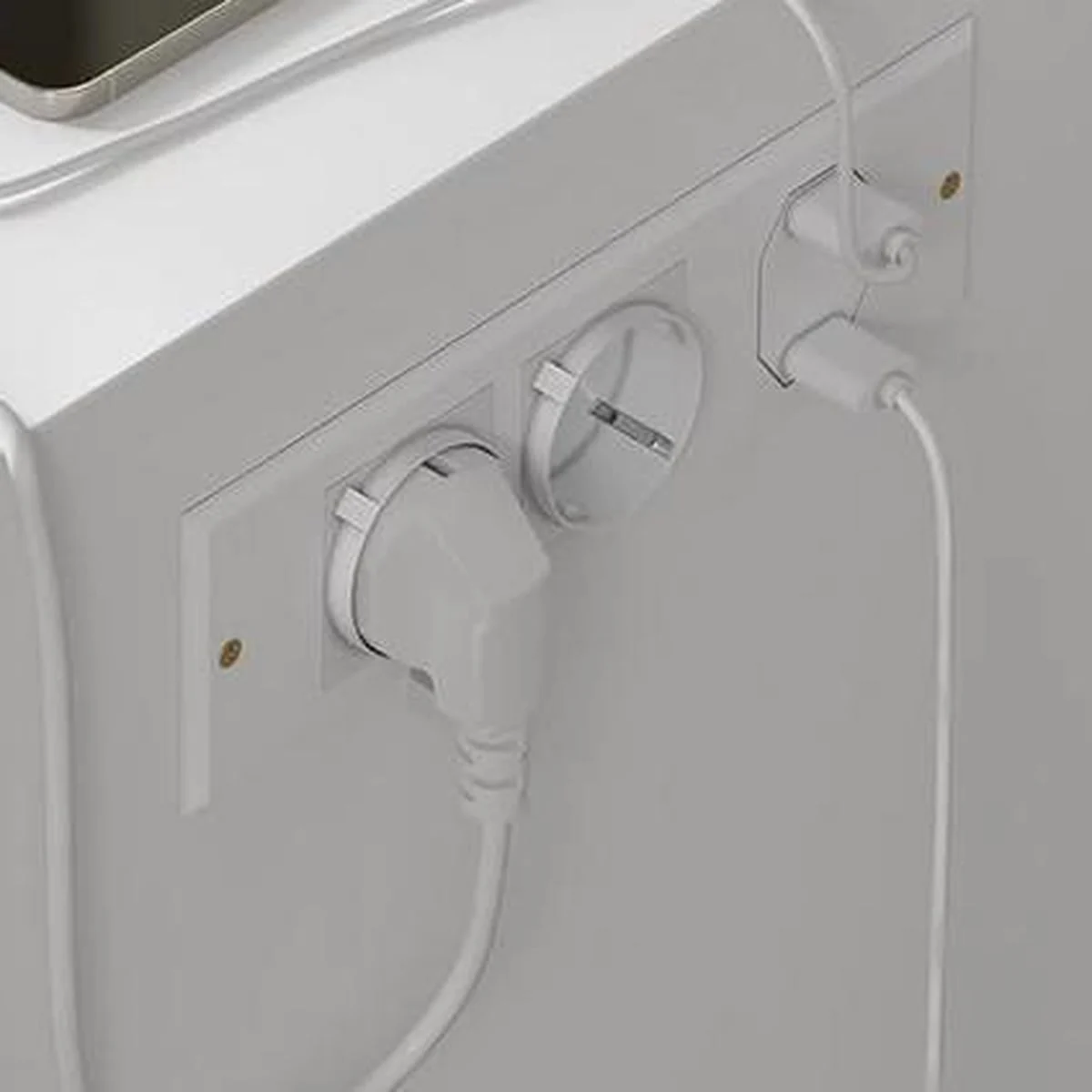 La multiprise sur le côté droit : 2 prises, un port USB-A et un port USB-C
